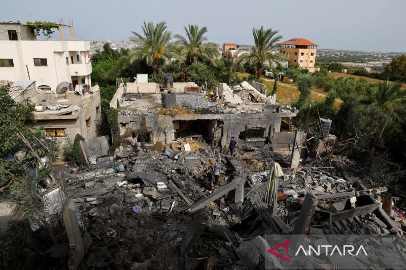 Ilustrasi: Kondisi sebuah bangunan yang hancur akibat serangan udara Israel di Jalur Gaza (12/5/2023). (ANTARA FOTO/REUTERS/Mohammed Salem/tom.) - Image