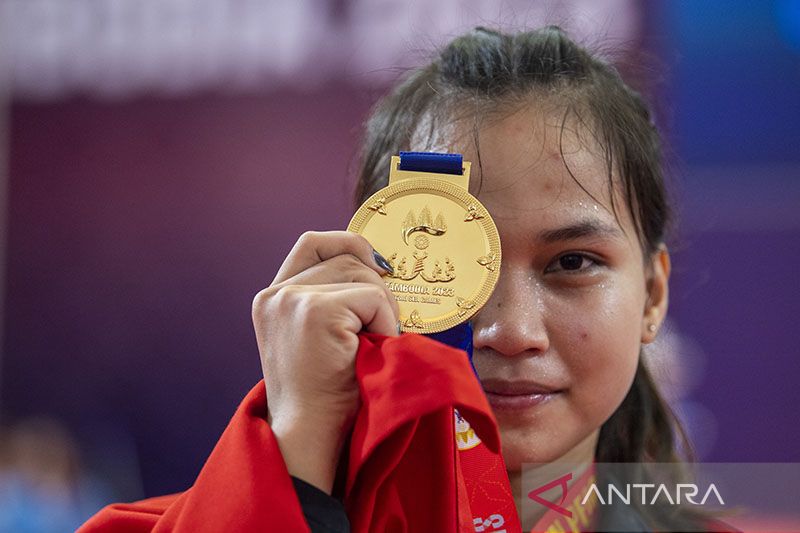 Juliana Klarisa meraih medali emas usai pada cabor angkat besi kelas 55 kilogram putri SEA Games 2023 di Taekwondo Hall, Olympic Complex, Phnom Penh, Kamboja, Minggu (14/5/2023). - Image