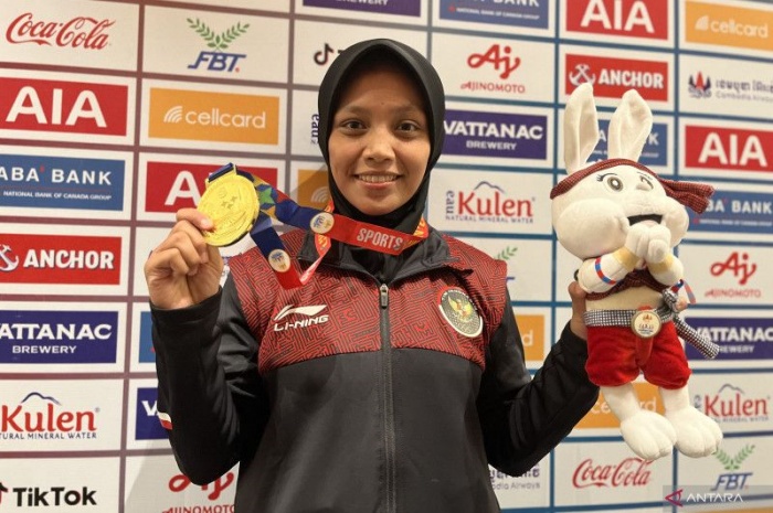 Mutiara Ayuningtias meraih medali emas cabor gulat putri 53 kg di SEA Games 2023. - Image