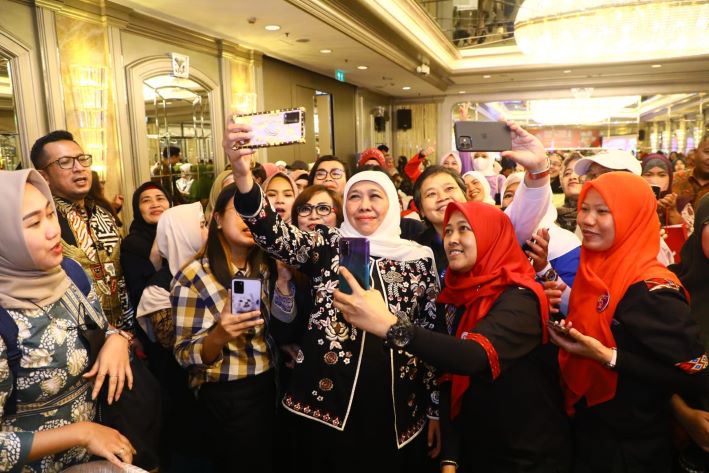 Gubernur Jawa Timur Khofifah Indar Parawansa bersama para pekerja migran Indonesia (PMI) di Hongkong. - Image
