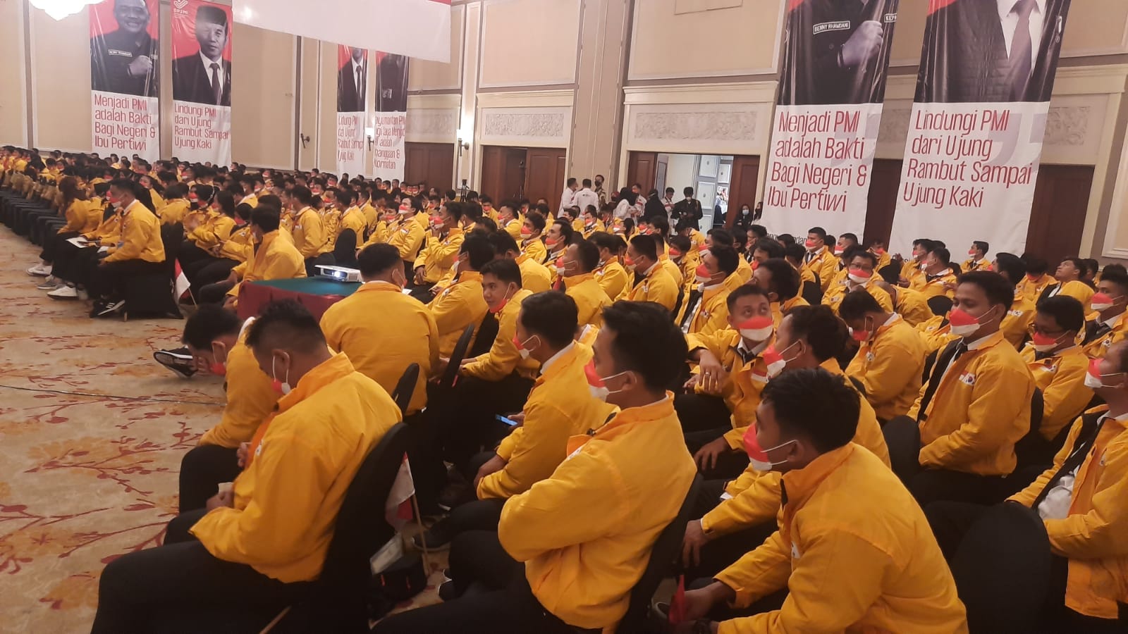 Badan Pelindungan Pekerja Migran Indonesia (BP2MI) melepas keberangkatan 367 calon Pekerja Migran Indonesia (CPMI) di Hotel Peninsa, Jakarta Barat, Senin (15/5). - Image