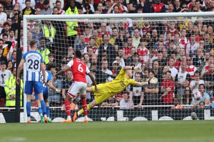 Kiper Arsenal Aaron Ramsdale gagal menjaga gawangnya setelah tiga kali dibobol pemain Brighton and Hove Albion di Liga Inggris. - Image