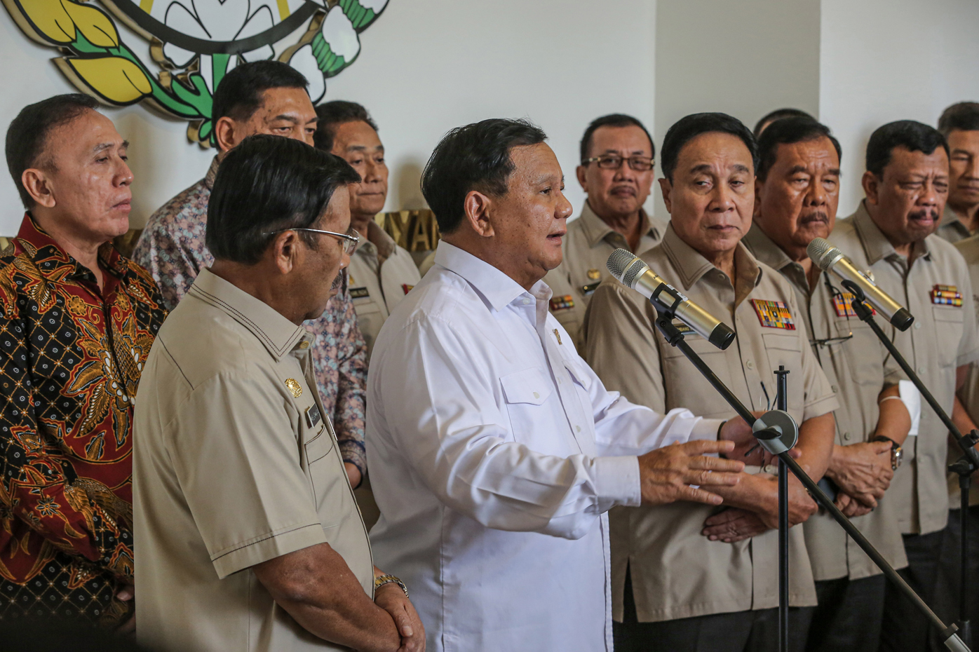 Menteri Pertahanan (Menhan) sekaligus Ketum Partai Gerindra Prabowo Subianto bersama mantan Kapolri Jenderal (Purn) Bambang Hendarso Danuri usai melakukan pertemuan dengan Persatuan Purnawirawan (PP) Polri di The Tribrata. Prabowo mengatakan pertemuannya - Image