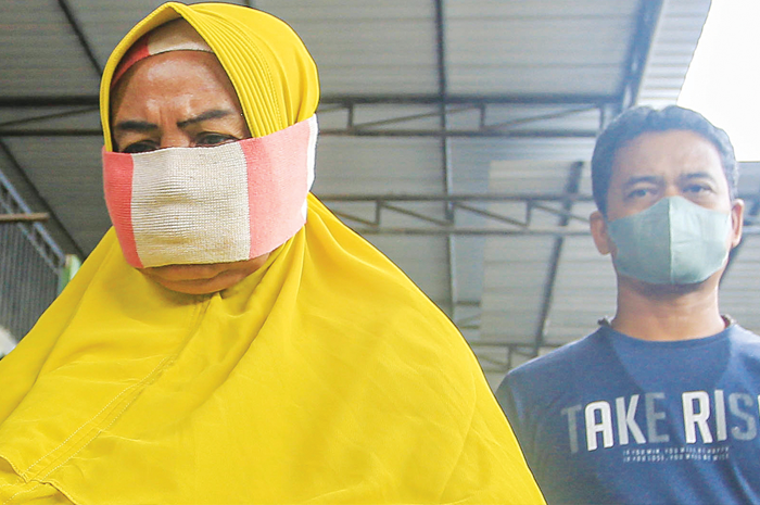 TAK BERSUARA: Masriah (kiri) saat hendak mengikuti pertemuan dengan Kasatreskrim Polresta Sidoarjo kemarin. Selama pertemuan, dia enggan berbicara. - Image