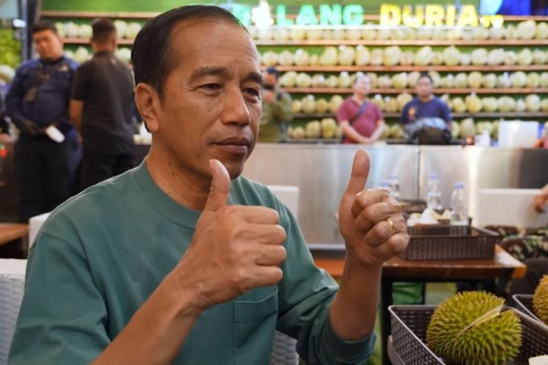 Tangkapan layar Presiden Joko Widodo mengacungkan dua jempol mengomentari keberhasilan Indonesia meraih medali emas sepak bola putra SEA Games 2023 yang ia sambut dengan perayaan kecil. - Image