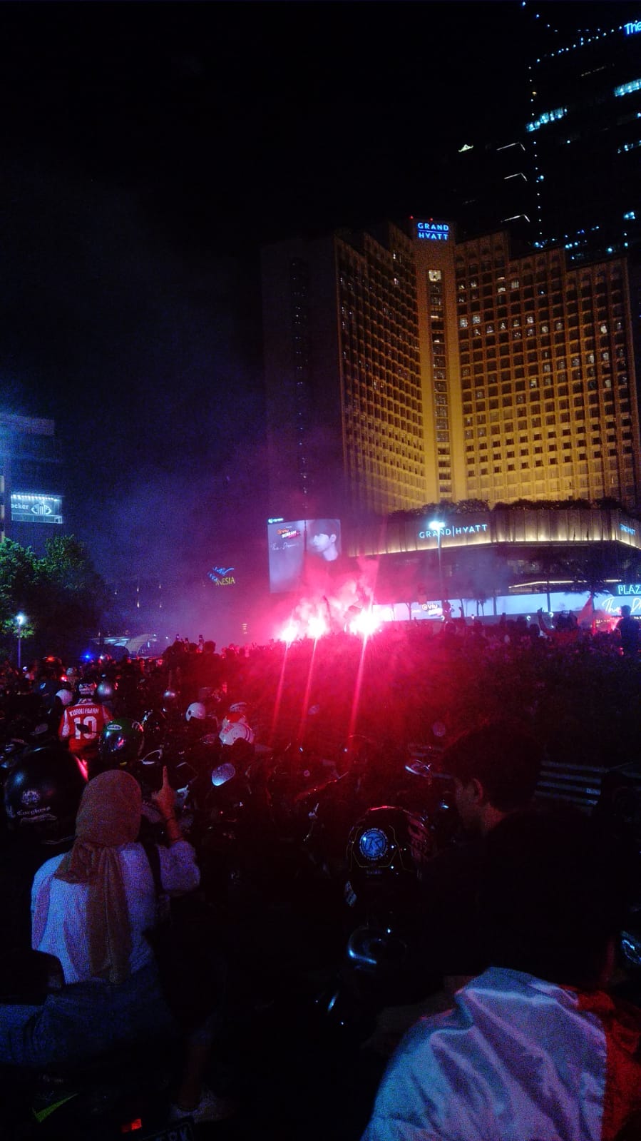 Masyarakat merayakan keberhasilan Timnas Indonesia meraih medali emas dengan memadati kawasan Bundaran HI, Selasa (16/5) malam WIB. - Image