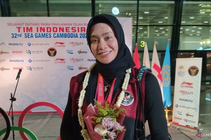 Wilda Siti Nurfadilah saat tiba di Bandara Soekarno Hatta, Selasa (16/5) malam. Wilda menginginkan adanya pelatnas voli jangka panjang. (ANTARA) - Image
