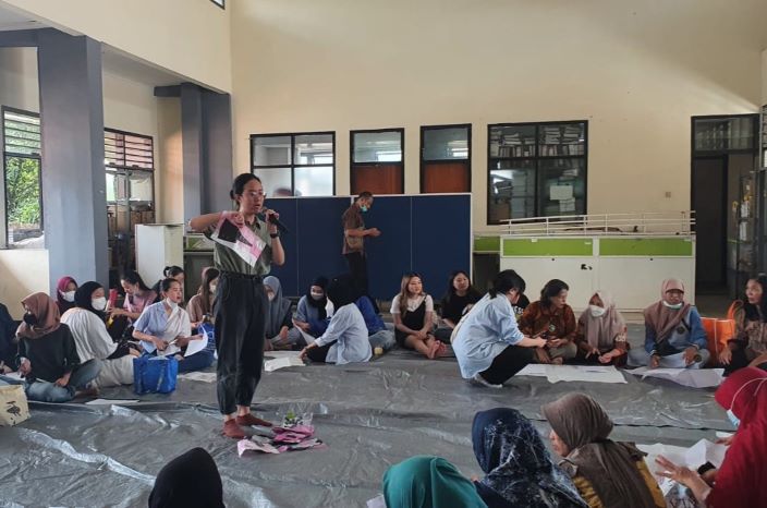 Workshop daur ulang sampah plastik kerja sama Universitas Ciputra dengan DLH Kota Surabaya. - Image