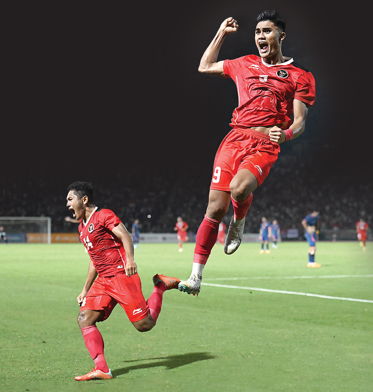 AKHIRNYA EMAS: Ramadhan Sananta (kanan) merayakan gol keduanya bersama Fajar Fathur Rahman dalam final SEA Games 2023 melawan Thailand di Olympic Stadium, Phnom Penh, tadi malam. - Image