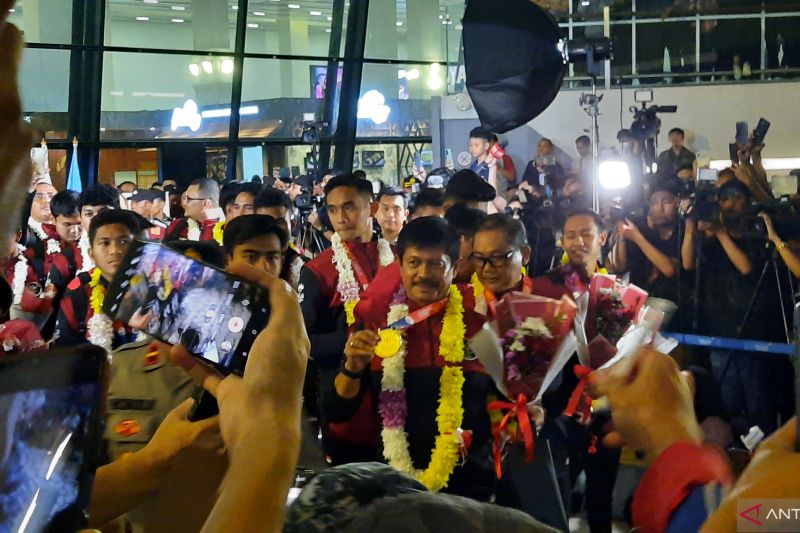 Sejumlah Timnas sepakbola Indonesia U-22 atau tim Garuda Muda disambut dengan kalungan bunga ketika tiba di Bandara Soekarno-Hatta, Tangerang, Banten. (Azmi Samsul Maarif) - Image