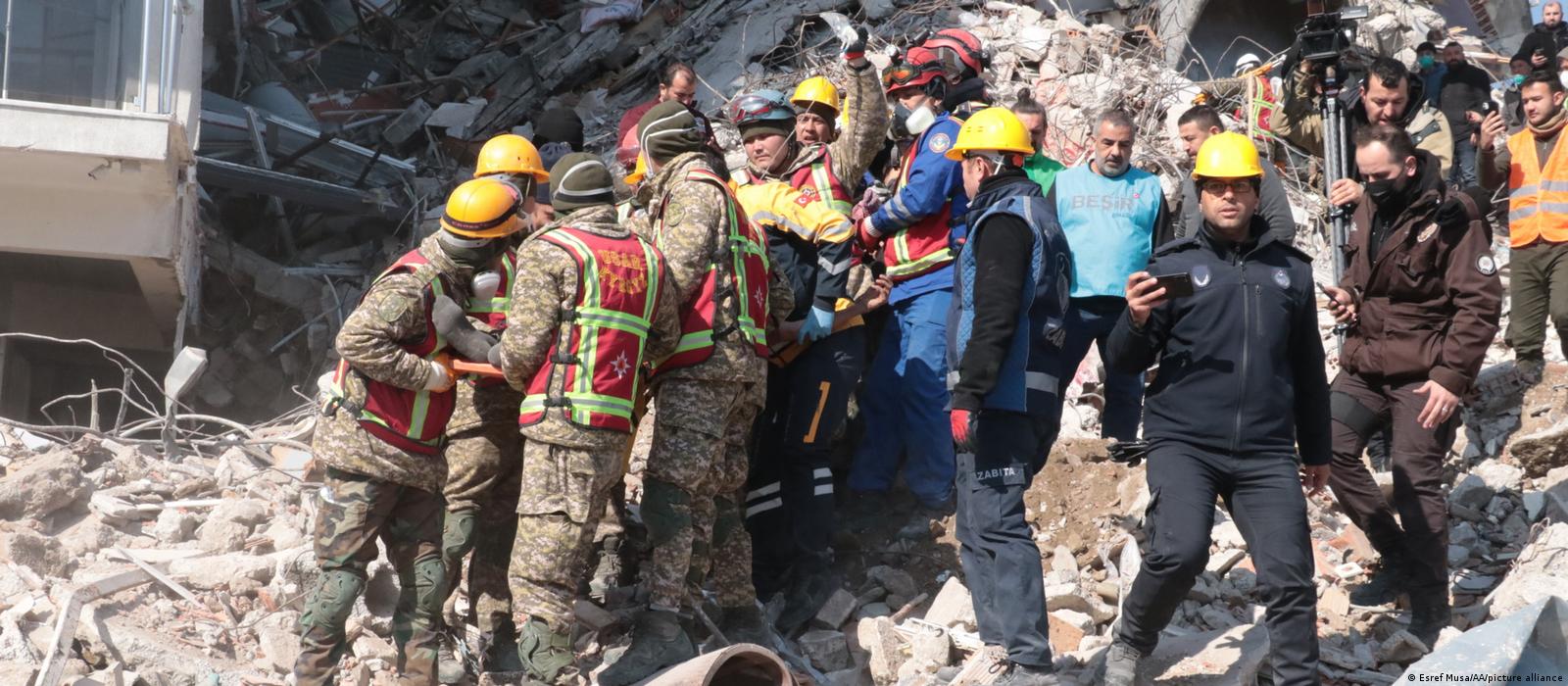 Penyelamatan korban gempa di Syria usai tertimbun reruntuhan. - Image