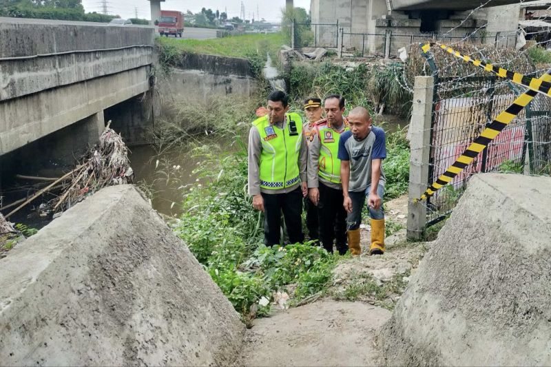 Wakapolda Jawa Barat Brigjen Pol Bariza Sulfi meninjau kolam ikan lele di kolong rel proyek KCJB di Kota Bandung, Jawa Barat, Kamis (18/5). - Image