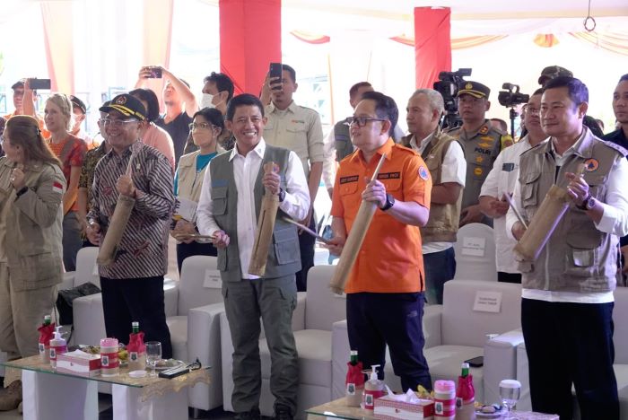 Puncak peringatan HKB Tingkat Nasional tahun di Kabupaten Lamongan ditandai dengan pemukulan kentongan. - Image