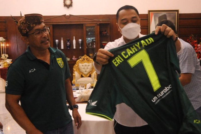 Wali Kota Surabaya Eri Cahyadi (kanan) saat bersama Aji Santoso. Eri membeberkan pembahasannya dengan Kapolrestabas Surabaya Kombes Pol Pasma Royce tentang penggunaan Stadion Gelora Bung Tomo. - Image