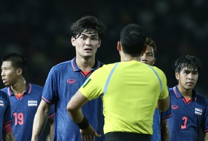 Jonathan Khemdee bereaksi terhadap wasit Kassem Matar Al-Hatmi setelah Thailand kebobolan gol kedua di final SEA Games 2023 melawan Indonesia, Selasa (16/5). - Image