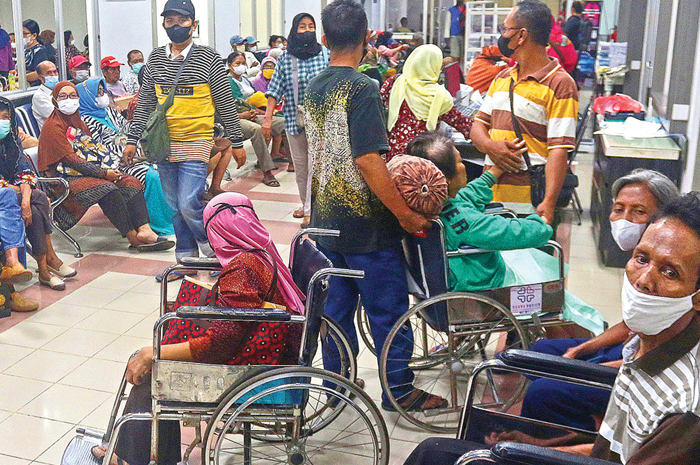 KLINIK SORE: Sejumlah pasien antre di RSUD dr Mohamad Soewandhie Rabu (17/5). RSUD tersebut berencana membuka layanan poli sore untuk mengurangi antrean. - Image