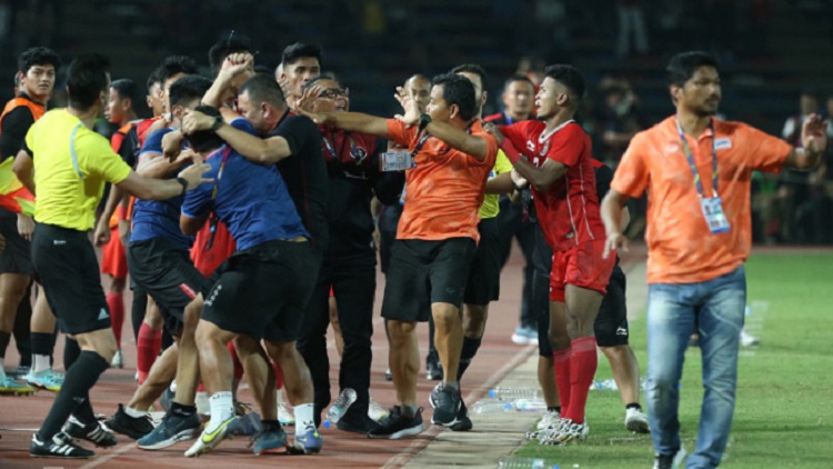 Pelatih Thailand, Issara Sritaro (paling kanan) menghindar dari tawuran antara pemain dan staf pelatih Thailand dan Indonesia saat final sepak bola putra SEA Games 2023 pada Selasa (16/5) malam. - Image
