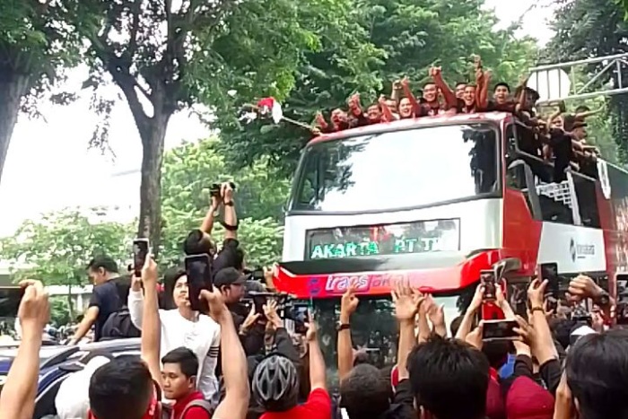 ara pemain Timnas, pelatih, offisial, hingga Ketua Umum PSSI Erick Thohir yang berada di atas bus Transjakarta dua tingkat terbuka sempat melakukan gerakan love korea. (Royyan/JawaPos.com) - Image