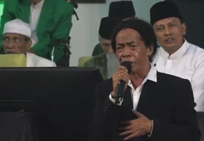 Penyanyi Sodiq Monata tampil pada malam halalbihalal PCNU Surabaya. - Image