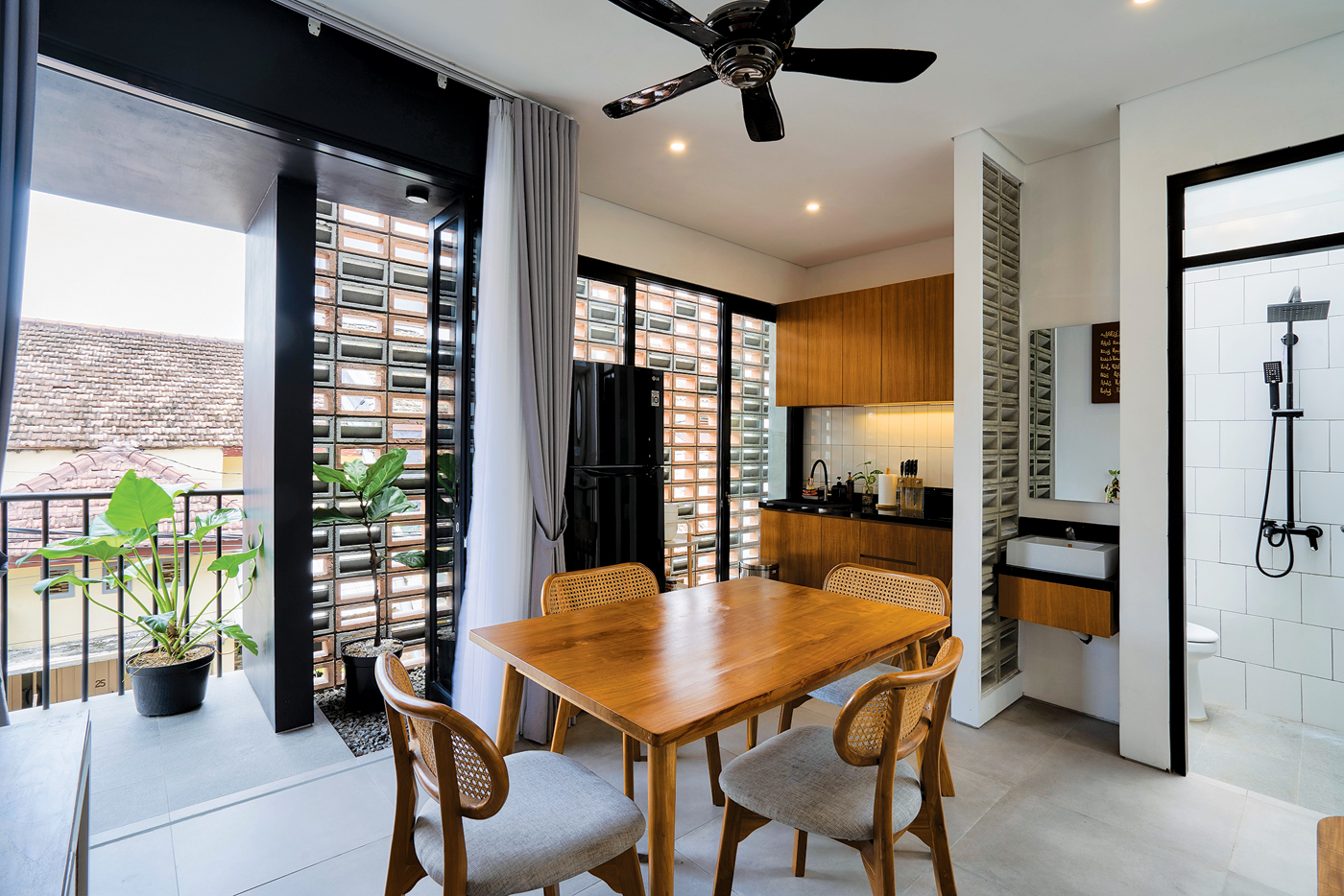 VISIBILITAS RUANG: Lantai 2 berkonsep open-plan. Tampak dining room, pantry, area wastafel, dan kamar mandi tetap berkesan lega. - Image