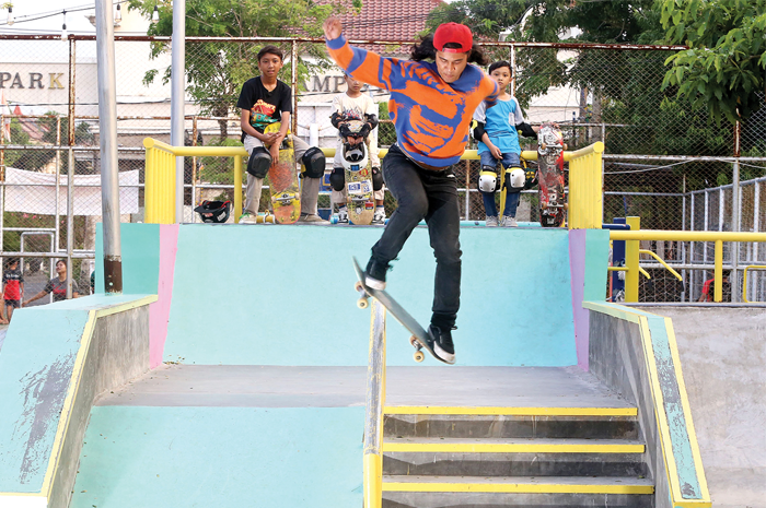 ARENA: Eddo Ferdianto mempraktikkan gerakan frontside indie di Skate Park SWK Semolowaru, Sabtu (20/5).