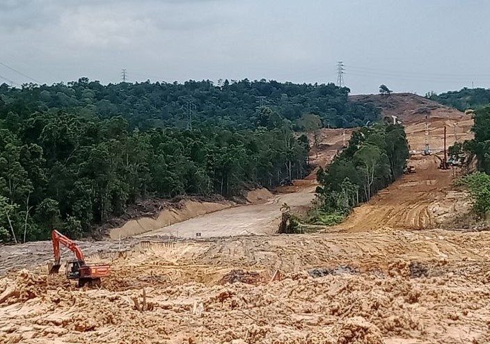 Pematangan lahan lokasi pembangunan Jalan Tol IKN Nusantara yang akan melintasi empat koridor satwa di sekitar Sungai Wain. - Image