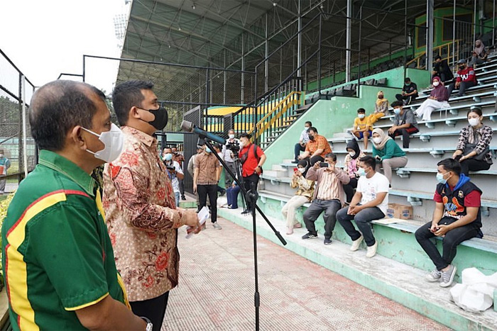 Wali Kota Medan Bobby Nasution saat mengunjungi Stadion Teladan yang menjadi kebanggaan warga Medan. (Istimewa) - Image