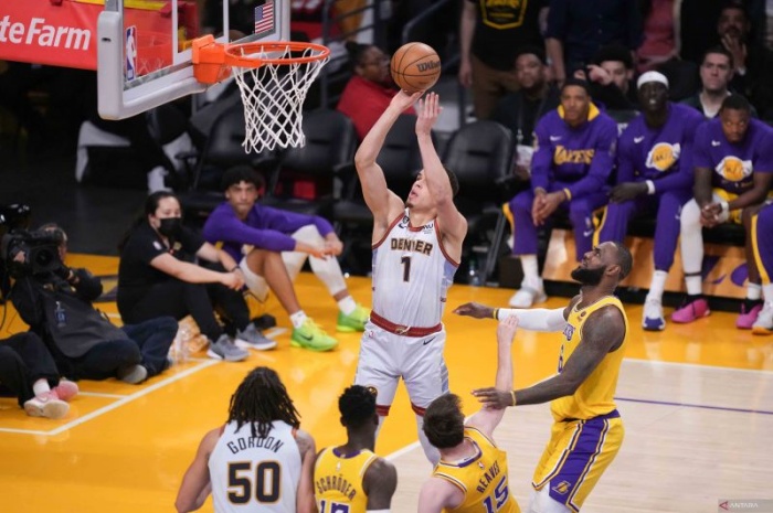 LeBron James (kanan) gagal menahan agresivitas Denver Nuggets di final Wilayah Barat. Nuggets akhirnya melaju ke final NBA untuk pertama kalinya. - Image
