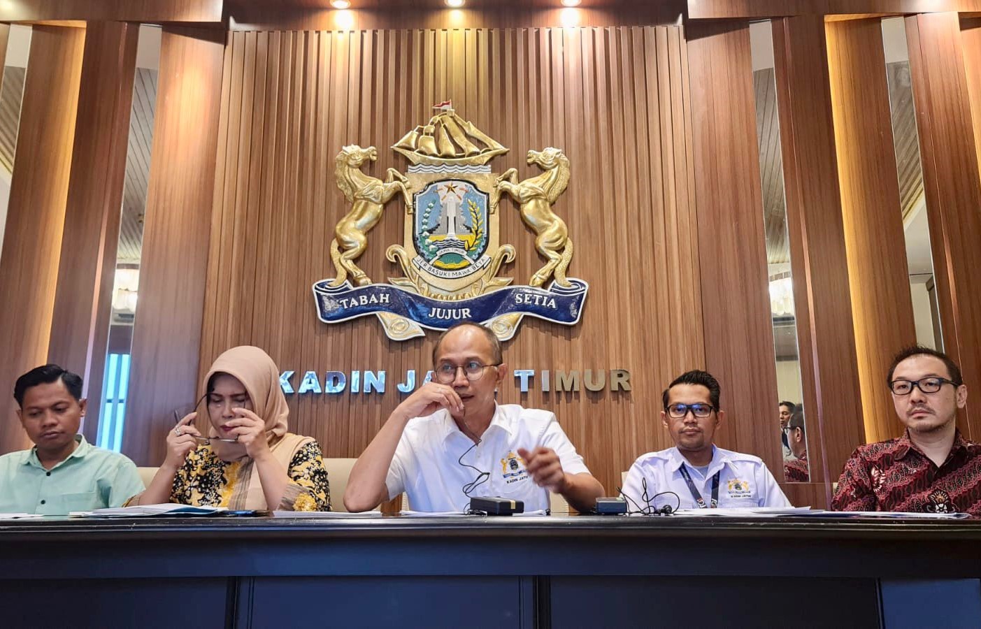 Dari kiri, Onny wiriandono dari MTI, Wakil Ketua Umum Kadin Jatim Sulami Bahar, Ketua Umum Kadin Jatim Adik Dwi Putranto, serta Agung dan Stainly dari Asosiasi Pengusaha Vape Indonesia. - Image