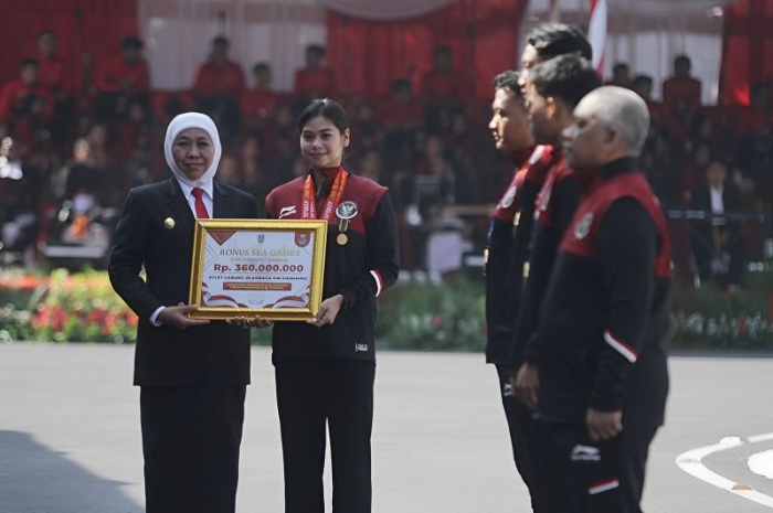 Gubernur Jatim Khofifah Indar Parawansa saat memberikan penghargaan berikut bonus kepada atlet Jawa Timur peraih medali di SEA Games 2023. - Image