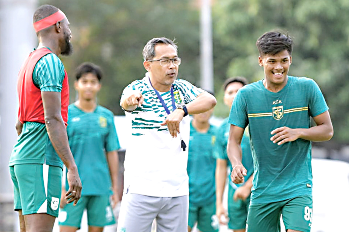 ANTUSIAS: Aji Santoso berharap skuadnya segera komplet. - Image