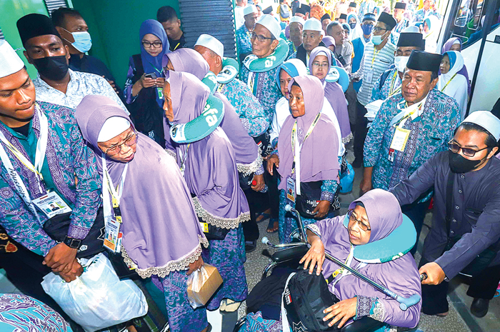 HAJI KLOTER PERTAMA: CJH Kabupaten Bangkalan tiba di Asrama Haji Embarkasi Surabaya (AHES). Selain Bangkalan, AHES juga kedatangan CJH dari Kota Madiun, Kabupaten Sampang, dan Kota Surabaya. - Image