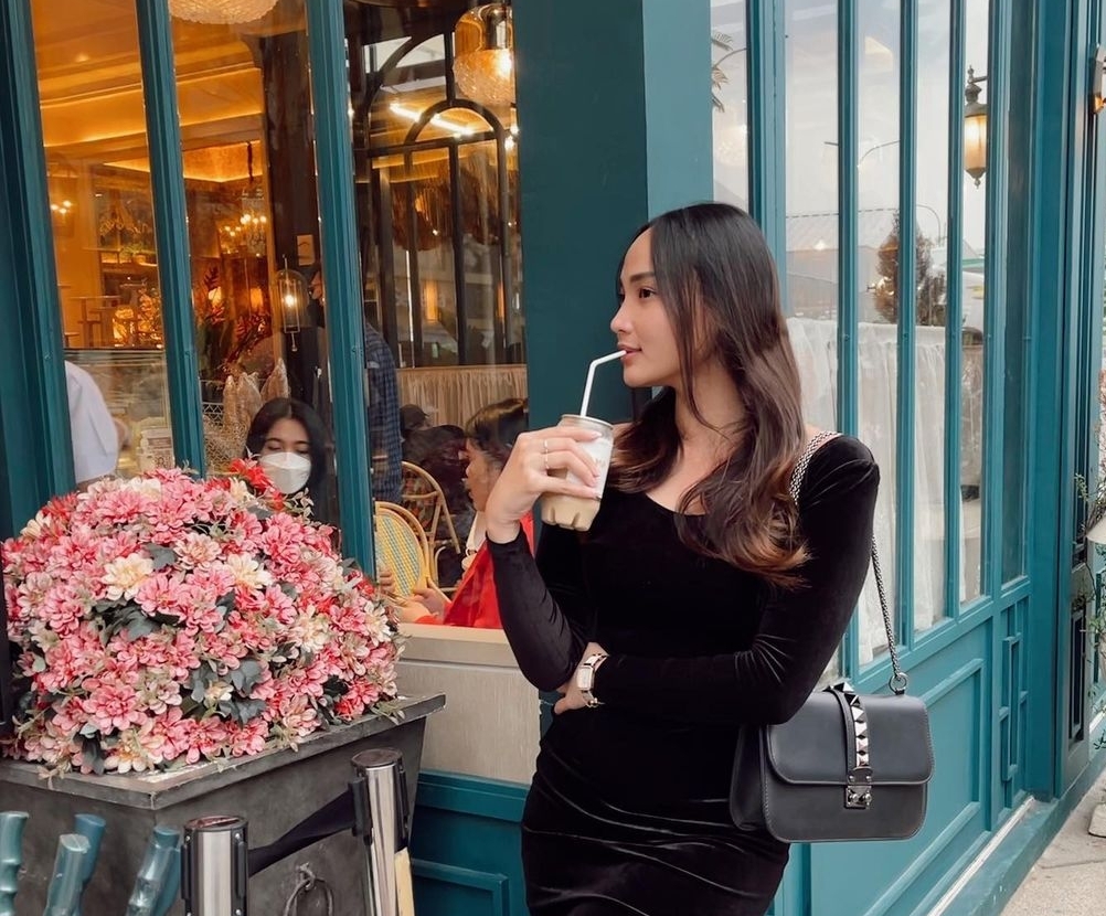 Putri Indonesia Intelegenesia 2019 Lycie Joanna Jonsen, dituding sebagai calo usai menjual kembali banyak tiket Coldplay . - Image