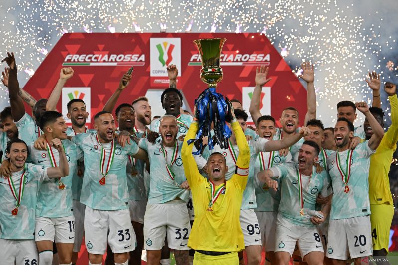 Inter Milan juara Coppa Italia 2022-2023 usai mengalahkan Fiorentina di final dengan skor 2-1. - Image