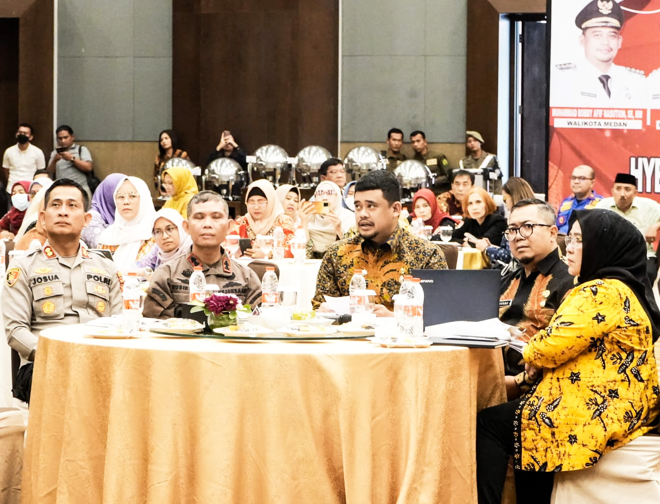 Wali Kota Medan Bobby Nasution saat menghadiri kegiatan Verifikasi Lapangan Hybrid Evaluasi Kota Layak Anak Tahun 2023 oleh Kementerian PPPA, Kamis (25/5) di Hotel Santika Dyandra. (Istimewa). - Image