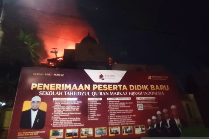 Sekolah Tahfidzul Quran Markaz Hijrah Indonesia (STQ MHI) beserta Boutiqe El Fakhr dan kedainya terbakar pada Rabu (18/5). - Image