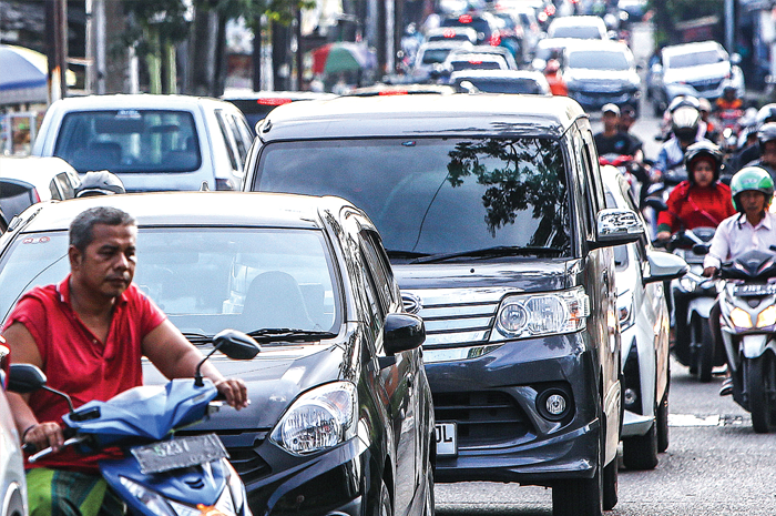 PADAT: Kendaraan terjebak kemacetan di kawasan Lontar kemarin (24/5). Kemacetan itu dipicu pertumbuhan aktivitas warga dan penambahan volume kendaraan bermotor. - Image