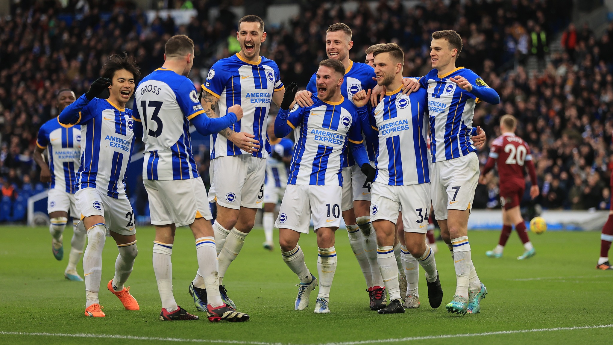 Para pemain Brighton & Hove Albion sukses meraih tiket ke Liga Europa musim depan. - Image