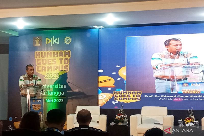 Wakil Menteri Hukum dan Hak Asasi Manusia Edward Omar Sharif Hiariej saat menyampaikan pidato dalam kegiatan Kumham Goes to Campus 2023 di Fakultas Hukum Universitas Airlangga, Surabaya, Jawa Timur. - Image