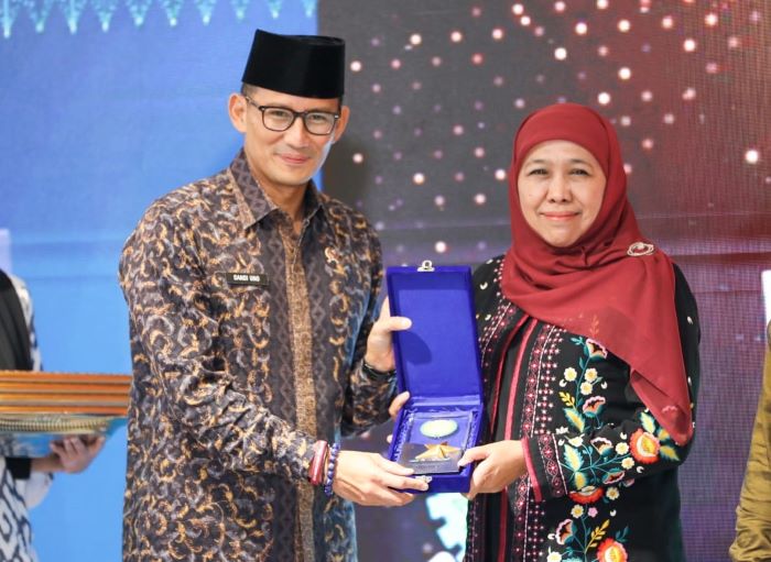 Gubernur Jatim Khofifah Indar Parawansa menerima penghargaan Anugerah Adinata Syariah yang digelar Komite Nasional Ekonomi dan Keuangan Syariah (KNEKS) dari Menparekraf Sandiaga Uno. - Image