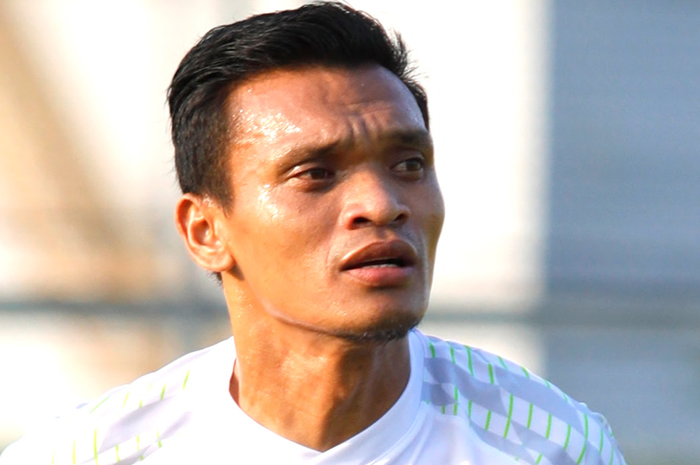PENGALAMAN: Ferdinand Sinaga berlatih di Lapangan B Gelora Bung Tomo, Kamis (25/5). Mantan winger Persis Solo itu diharapkan bisa membantu Persebaya meraih prestasi. - Image