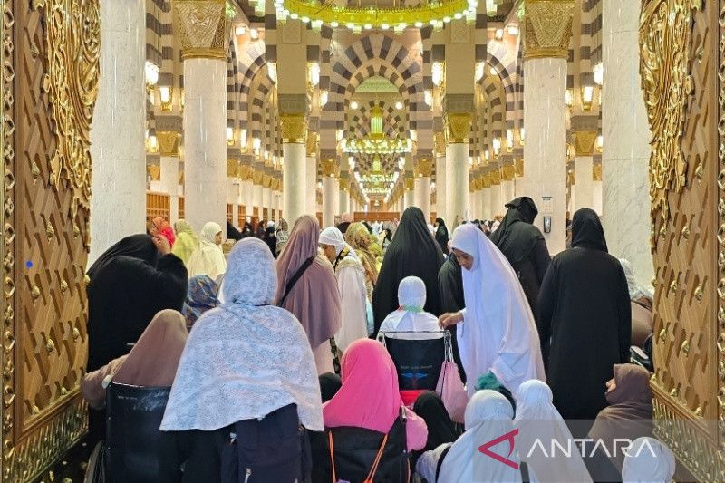 Salah satu pintu Masjid Nawabi penuh sesak oleh jamaah meski di hujan deras, Kamis (25/5/2023). - Image