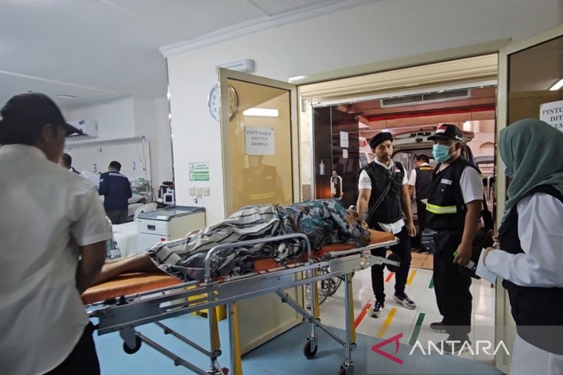 Petugas tengah membawa seorang calon haji sakit ke Klinik Kesehatan Haji Indonesia di Madinah. ANTARA/Nur Istibsaroh - Image
