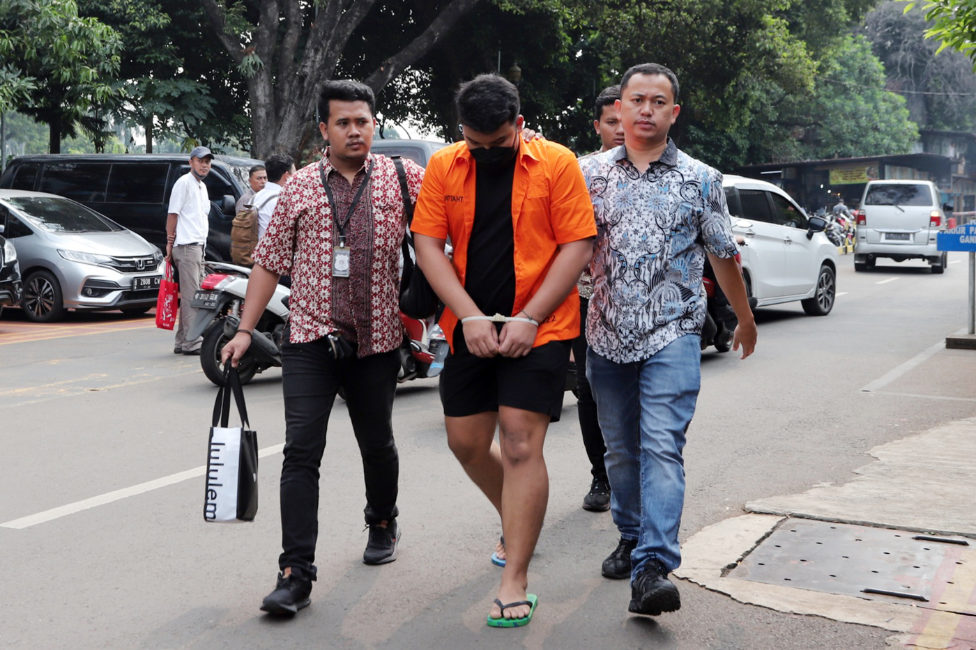 Shane Lukas saat akan menjalani pemeriksaan kesehatan di Biddokkes Polda Metro Jaya sebelum diserahkan ke Kejaksaan, Jumat (26/5/2023). Menurut Kabid Dokkes Polda Metro Jaya Kombes Pol Hery Wijatmoko hasil pemeriksaan kesehatan Mario Dandy dan Shane Lukas - Image