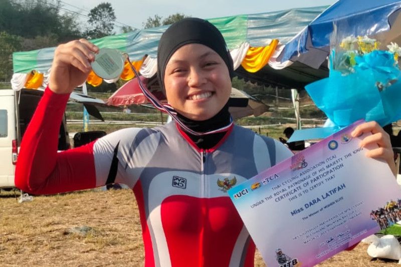 Pebalap sepeda Dara Latifah memamerkan medali emas nomor XCO Putri pada 2023 Thailand MTB Cup 2 di Chantaburi, Thailand. - Image