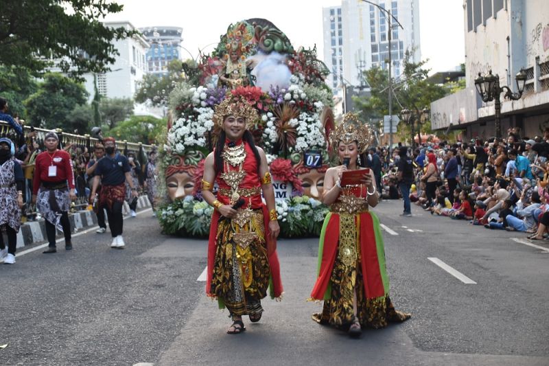 Parade Bunga dan Budaya atau Surabaya Vaganza 2023 yang digelar di sepanjang Jalan Pahlawan hingga menuju Jalan Gubernur Suryo, Kota Surabaya, Jatim, Sabtu (27/5). - Image