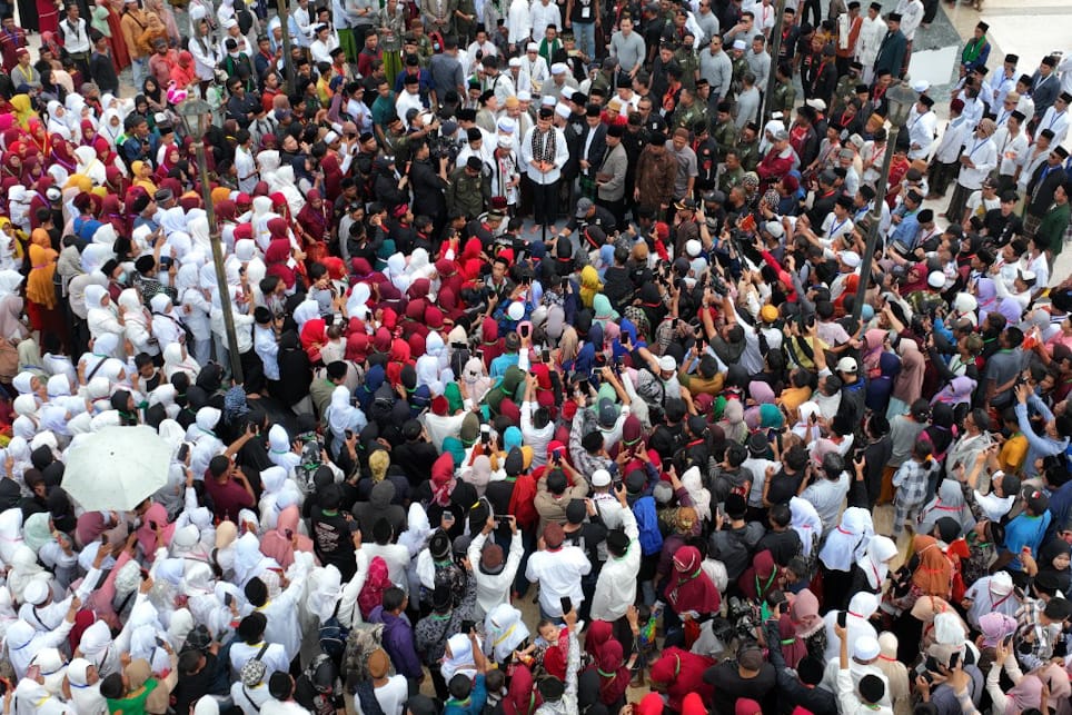 Di Masjid Agung Banten, Ganjar disambut hangat oleh puluhan kiai sepuh dari Kesultanan Keraton Surosowan dan ribuan jemaah. - Image