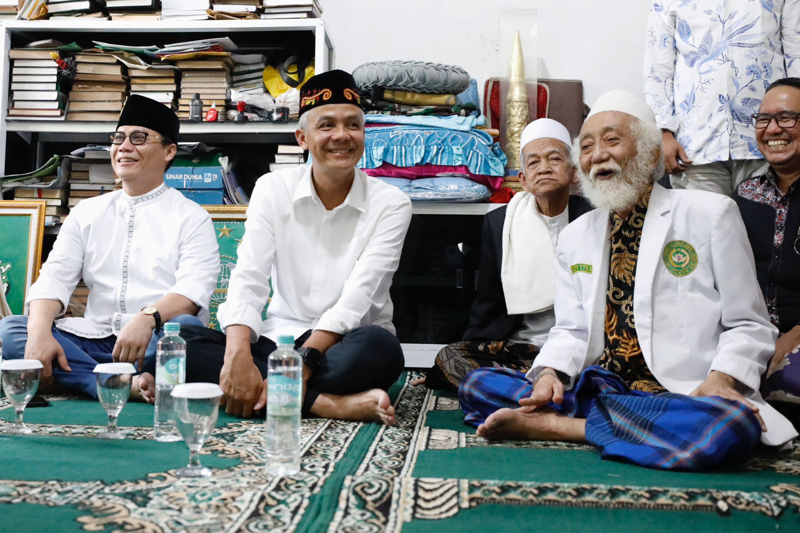 Dalam lawatannya ke Provinsi Banten, Gubernur Jawa Tengah Ganjar Pranowo menyempatkan silaturahmi ke para ulama. - Image
