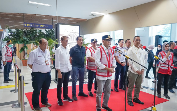 Menhub Budi Karya Sumadi meninjau kesiapan layanan kereta api ke Bandara Soekarno Hatta, Tangerang, Banten. (Istimewa) - Image