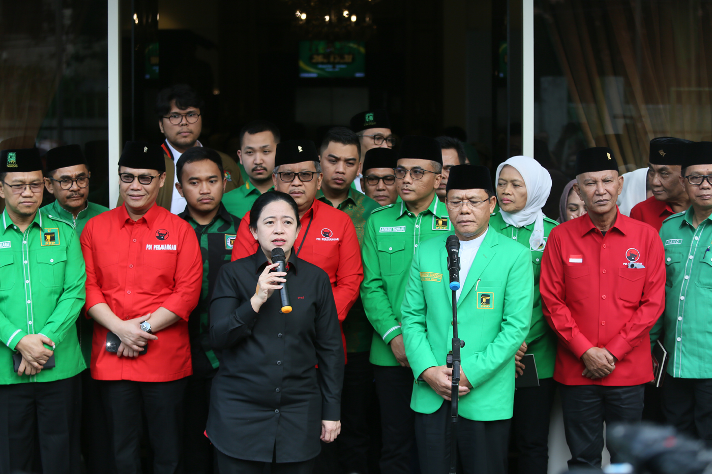 Ketua DPP PDIP Puan Maharani bersama Sekjen PDIP Hasto Kristiyanto melakukan pertemuan dengan Plt Ketum PPP Mardiono bersama jajaran di DPP PPP, Jakarta, Senin (29/5/2023). Pertemuan  ini merupakan pertemuan kedua bagi kedua parpol setelah deklarasi Ganja